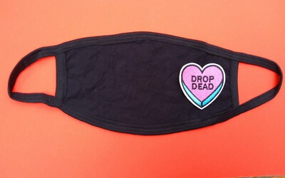 Schwarze Baumwoll-Gesichtsmaske: DROP DEAD - Candy Pink Blau Herz Social Distancing Mädchen