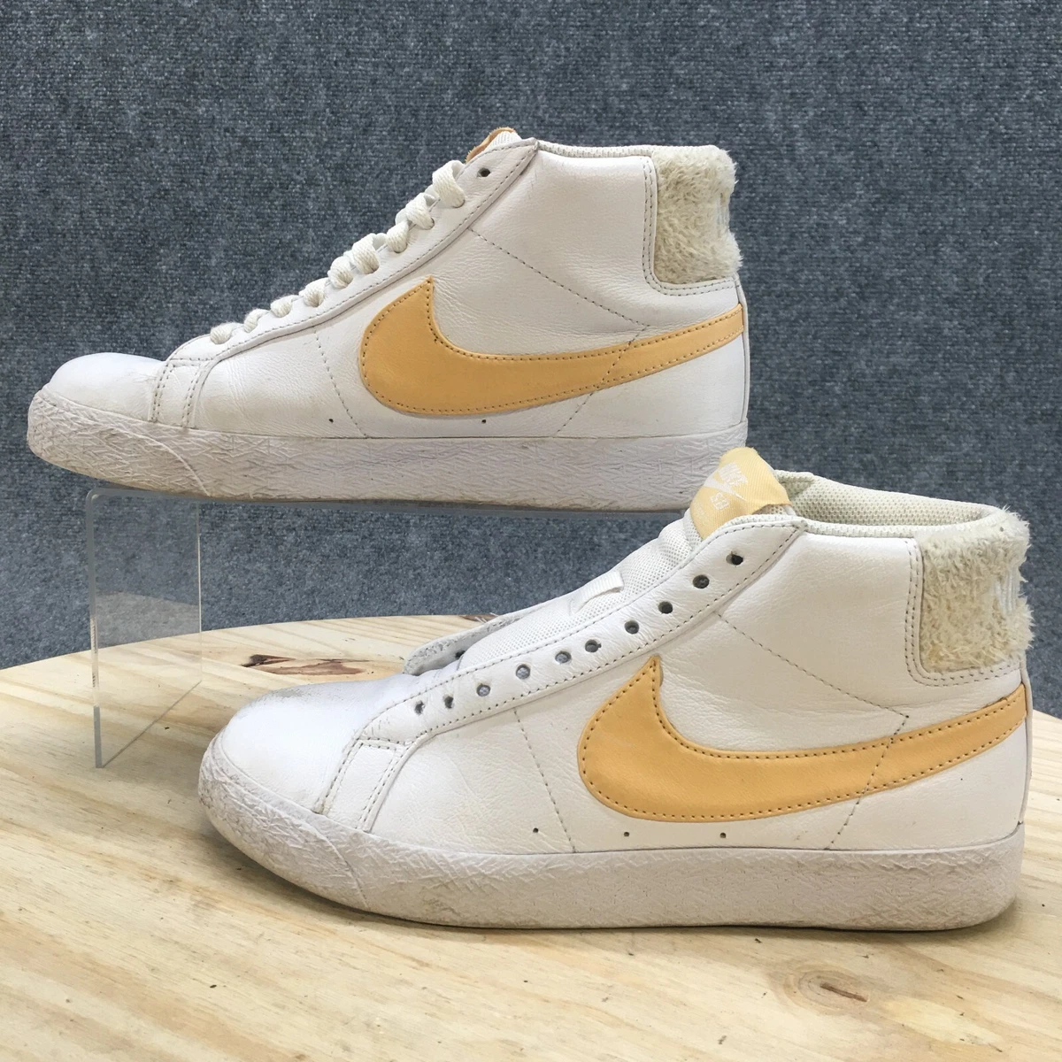 Mens white and gold nike best sale shoes