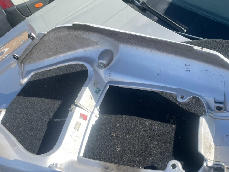 Triumph Daytona 955i 2003 asiento trasero panel lateral trasero carenado Foto 3 de 4