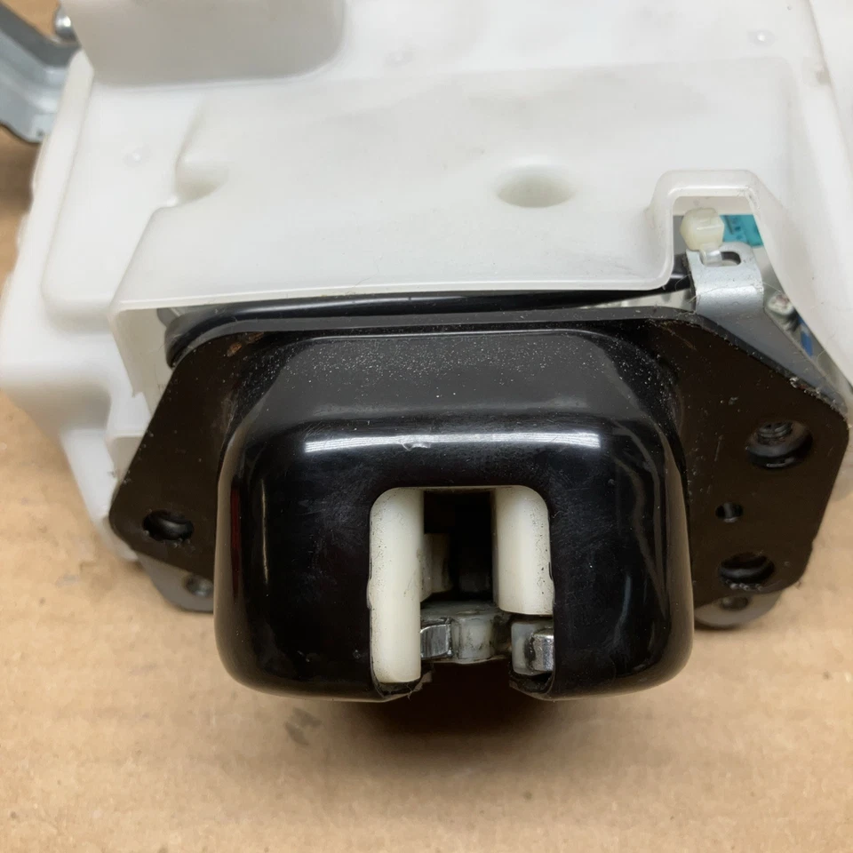 Actuador de cierre de escotilla tapa maletero trasero Infiniti QX56 2011-2013 Foto 3 de 4