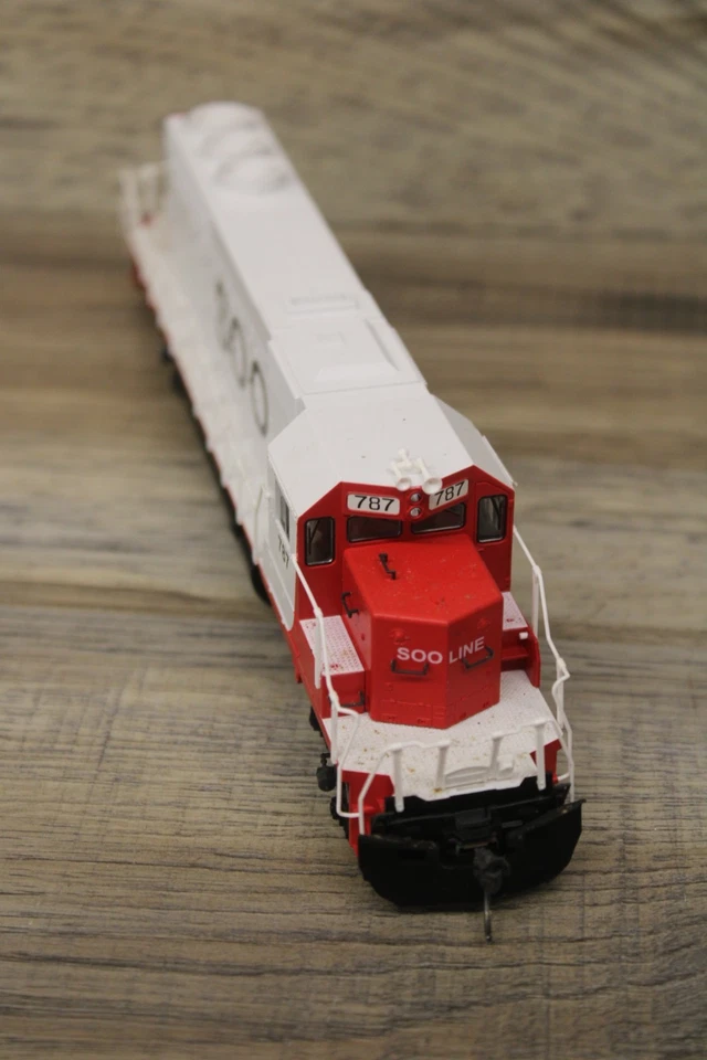 HO Kato SD40-2 Soo Line Locomotive #787 Model Train - Image 3 of 4
