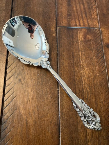 MINT 9.5" WALLACE GRANDE BAROQUE BERRY SALAD SERVING SPOON STERLING SILVER GRAND
