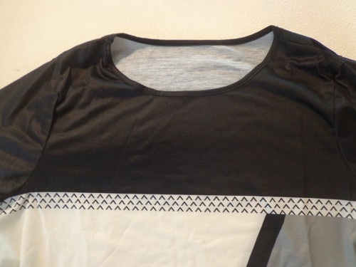 WOMENS XL GEOMETRIC PRINT BLACK WHITE BLOUSE TOP SHORT SLEEVE ROUND NECK NIP - Picture 3 of 4