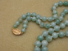 Vintage Jadeite jade grauating bead necklace 14K box clasp -newly restrung A 