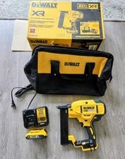 💥DEWALT20V MAX XR Lithium-Ion 18-Gauge NARROW CROWN STAPLER KIT DCN681D1