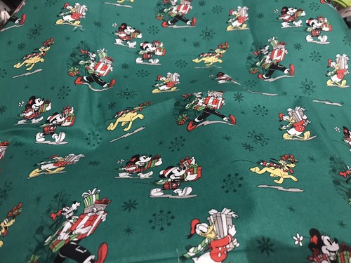 Disney Mickey Mouse & Friends Christmas Presents Cotton Fabric FQ 18” X21” - Picture 2 of 2