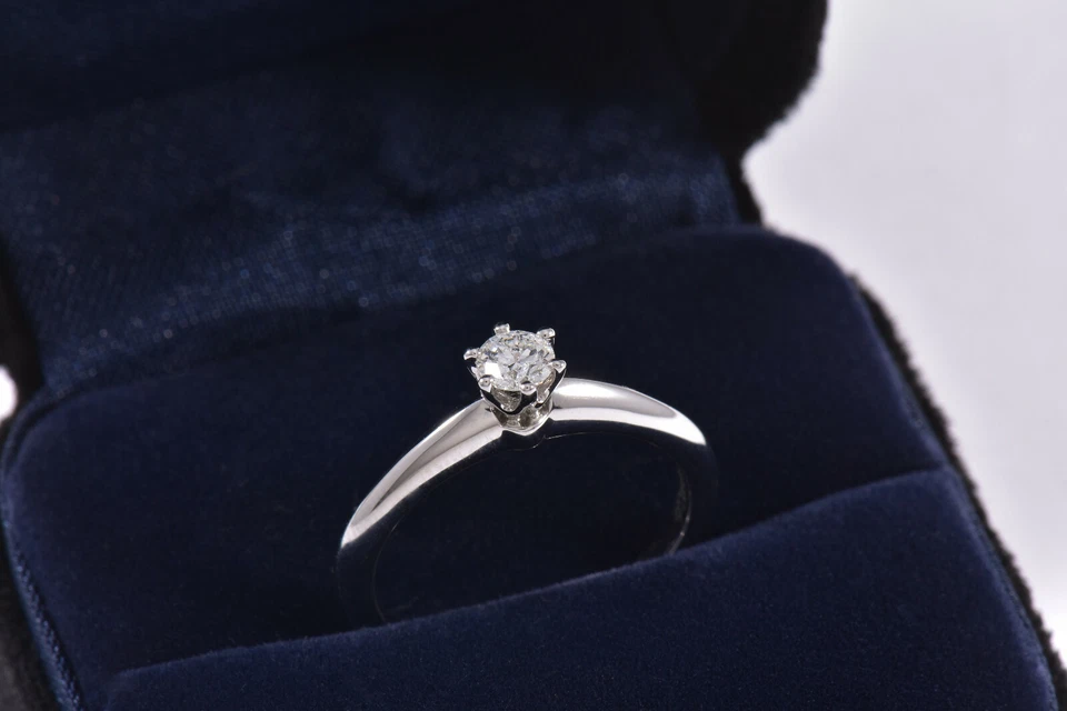 Anillo solitario redondo de diamantes de platino Tiffany & Co de 0,21 quilates tamaño 5,5 en caja bolsa Foto 2 de 4