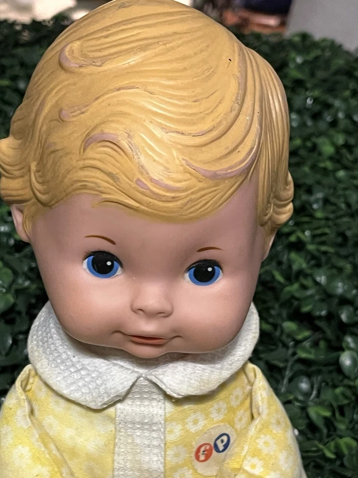 Винтажная кукла FISH PRICE 1970-е МЕДОВАЯ NO208 НА КОЛЕНЯХ 12 дюймов ЖЕЛТАЯ С ЦВЕТОЧНЫМ РИСУНКОМ - Изображение 2 из 4