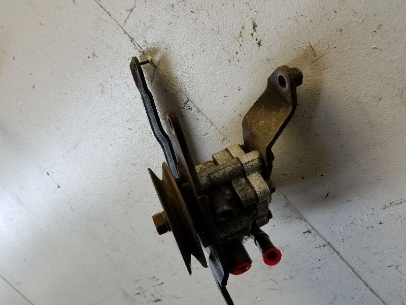 Conjunto de bomba de dirección asistida Nissan Pathfinder 3,3 L OEM 1996-2002 Foto 3 de 4