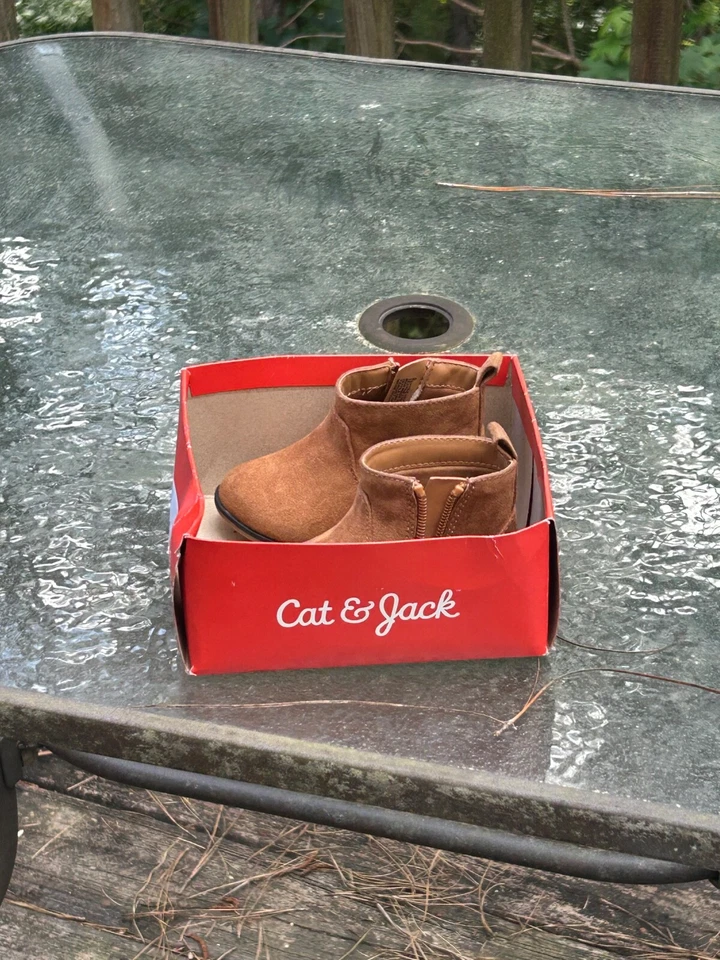 Botas de gamuza tostadas Cat And Jack para niña pequeña con cremallera talla 5 Foto 2 de 4