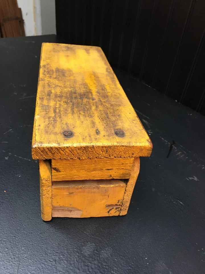 Caja de herramientas de tractor de madera vintage granja John Deer caja de herramientas amarilla 13,5 pulgadas x 5 pulgadas x 5 pulgadas Foto 3 de 4