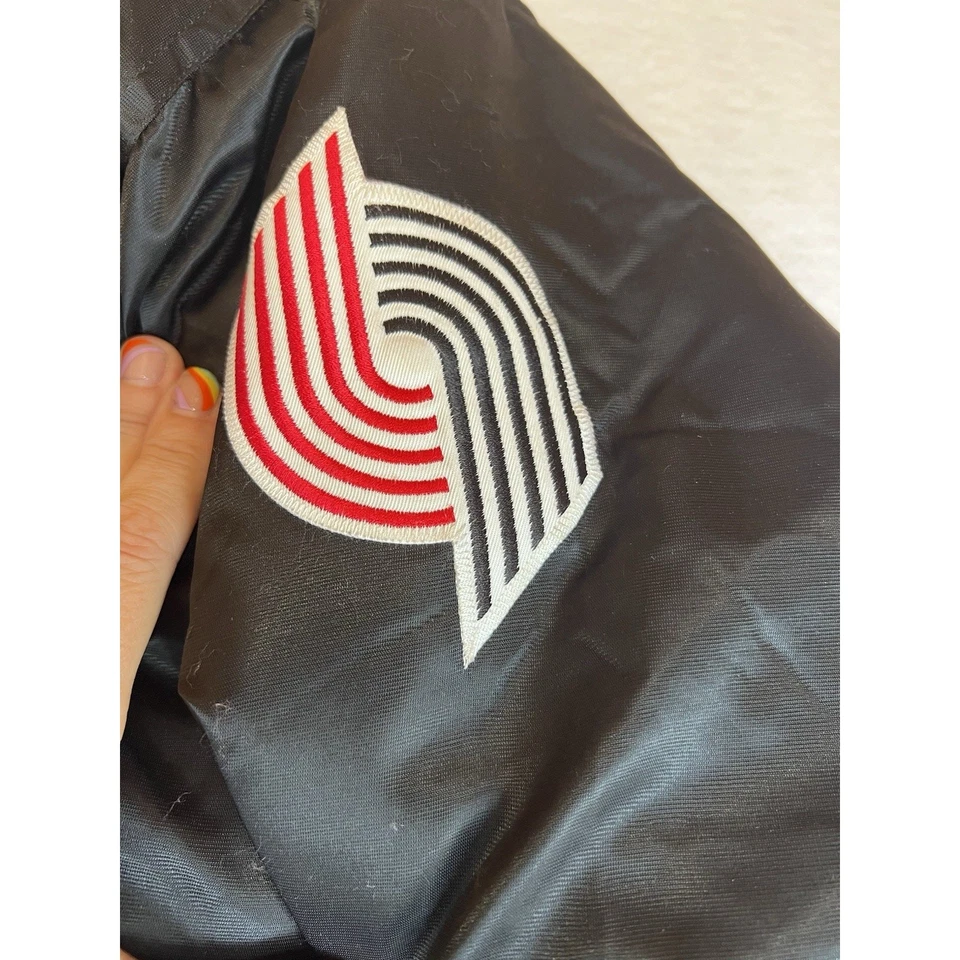 Jaqueta Portland Trail Blazers Masculina Cetim Bombardeiro Preta NBA Harwood Classics XXL - Imagem 4 de 4