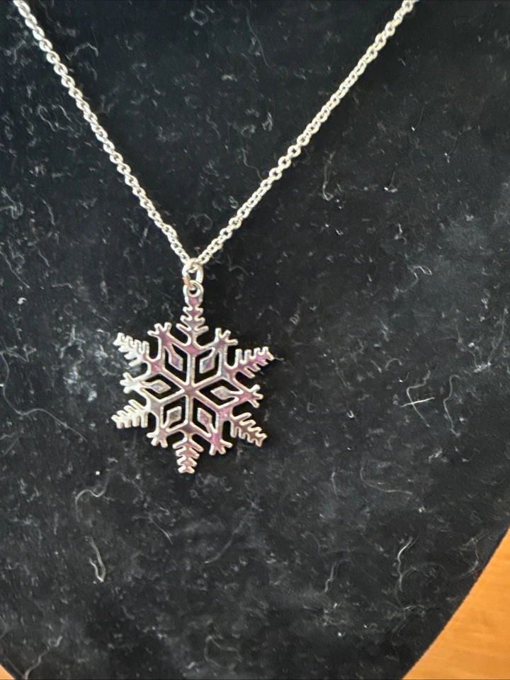 Avon Snowflake Necklace - Image 2 of 3