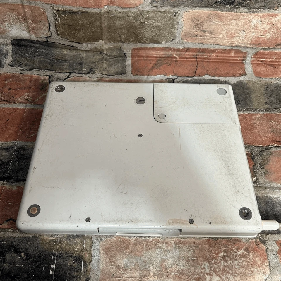 Portátil Apple iBook de colección - se enciende solo cuando está enchufado Foto 2 de 4