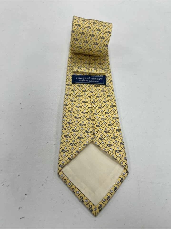 Gravata masculina amarela de golfe Vineyard Vines Ridgeland Country Club gola de seda $118 - Imagem 4 de 4