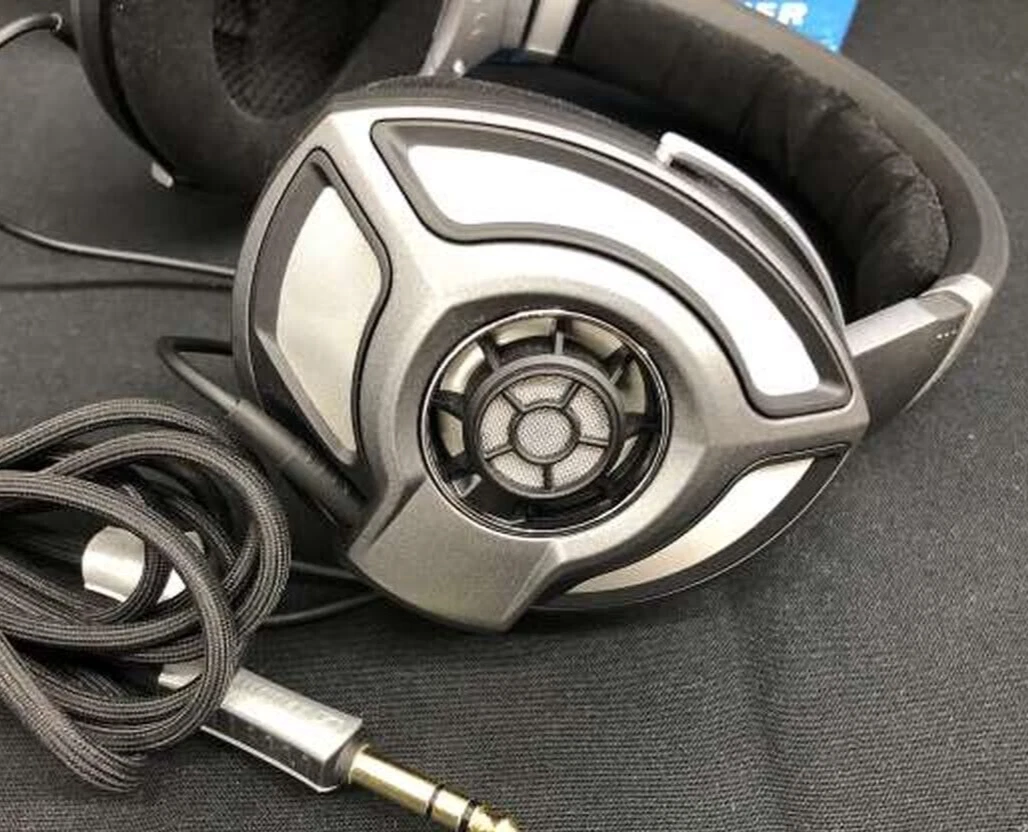 Sennheiser HD700 Open Back Headphones wired w/Box Used Tested and