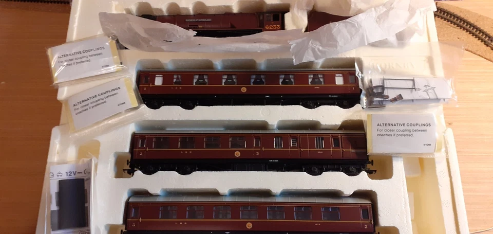 HORNBY R2985 OO GAUGE - 'A DUCHESS AT CARLISLE' TRAIN PACK - BARRY J. FREEMAN - Image 3 of 4