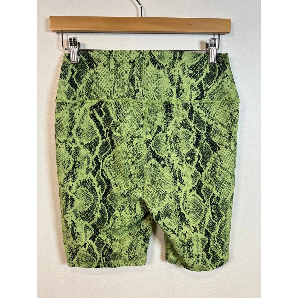 Pantalones Cortos de Motociclista Alo Yoga Cintura Alta Estampado de Serpiente 7.5" Verde Negro Entrenamiento Atletismo Foto 3 de 4