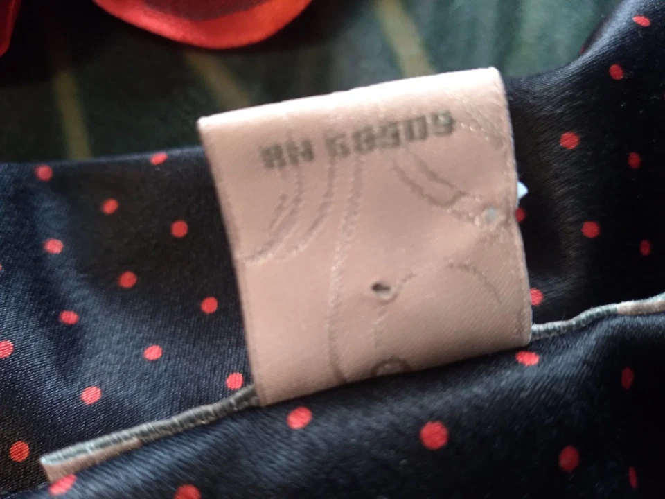 Roupa de dormir Cabernet grande preta vermelha Polkadots cetim sedoso botão frontal - Imagem 3 de 4