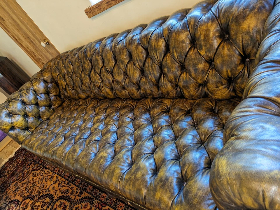 Antiguo sofá acolchado de cuero marrón/amarillo Chesterfield RARO Foto 3 de 4