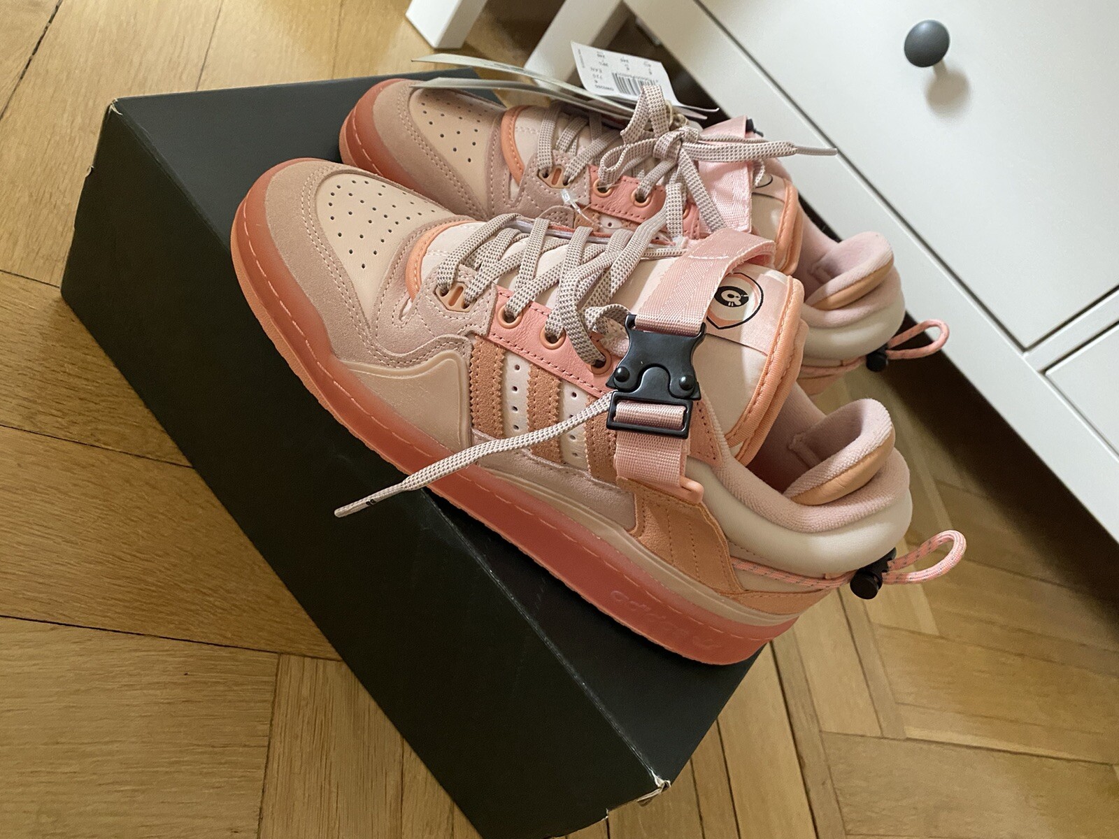 Huevo de Pascua Adidas hebilla de foro baja x conejo malo