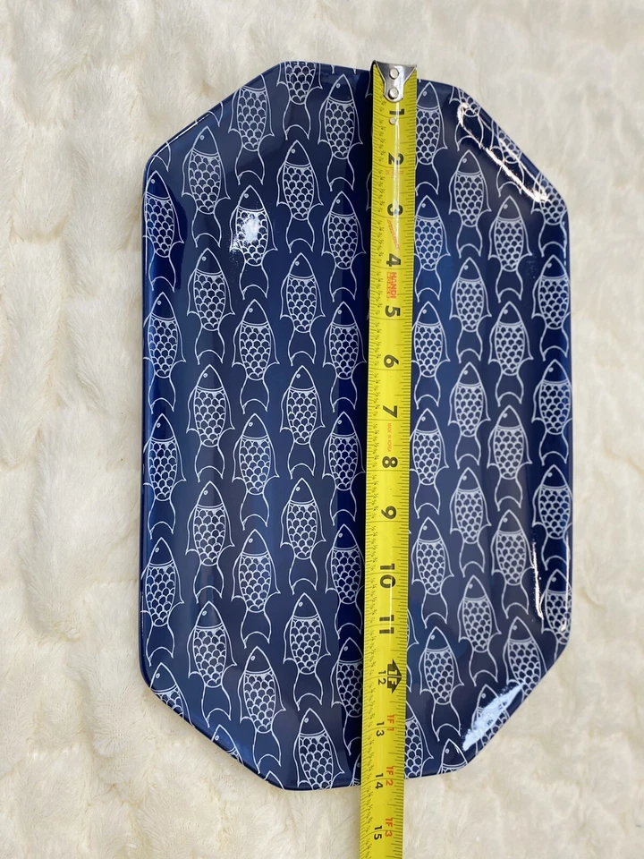 Bandeja para servir pan azul y blanco Kate Nelligan 14x9” con patrón de pescado Foto 3 de 4