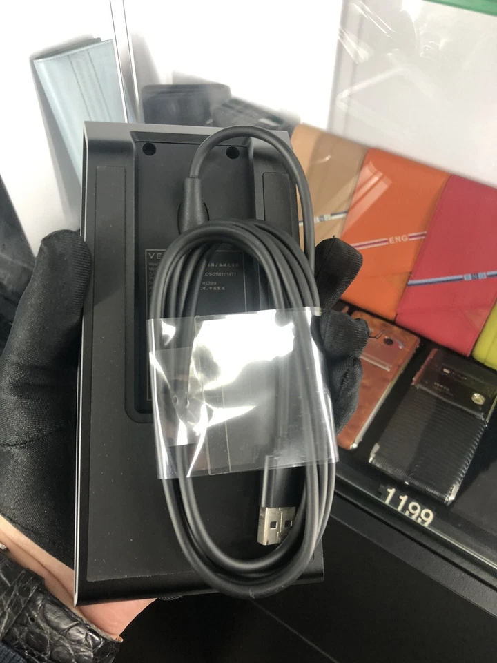 Vertu Wireless Charger V WIRELESS CHARGING PAD AC-35V Calf leather and Aluminum - Image 2 of 3