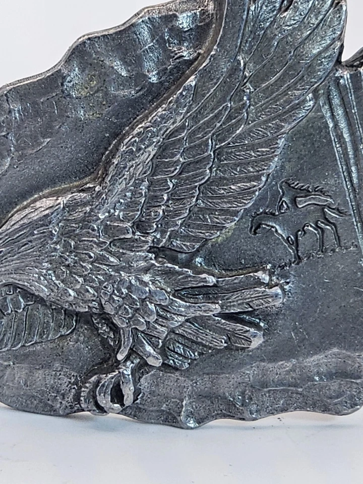 Siskiyou Buckle Co 1988 Western Punta de Flecha Águila Metal Peltre Cinturón Hebilla Z80 EE. UU. Foto 3 de 4