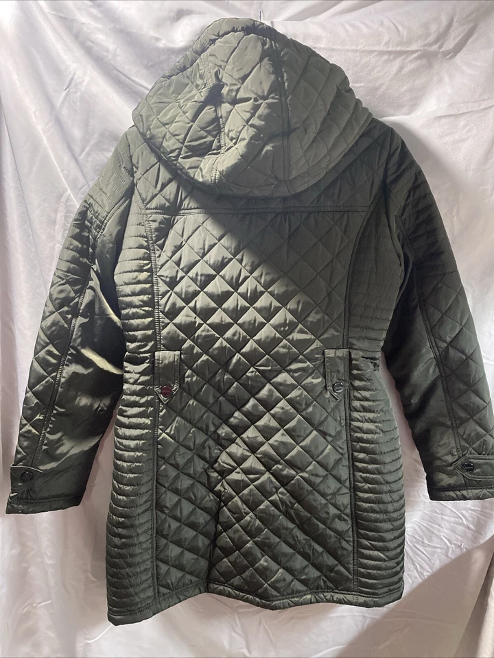 Abrigo largo con capucha Nicole Miller Studio Winter Puffer chaqueta verde medio Foto 2 de 4