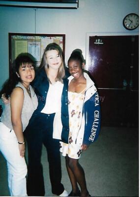 PRETTY GIRLS Young Women FOUND PHOTO Color ORIGINAL Snapshot VINTAGE 45 54 Q
