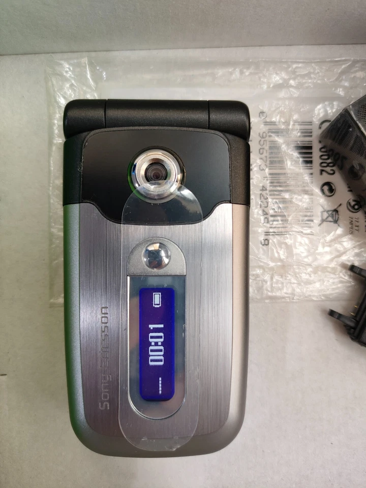 Sony Ericsson Z550 Z550i Z550c Z550a Unlocked 2G  flip phone - Image 2 of 4