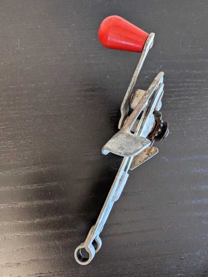 Abridor de botellas de metal estilo montaje en pared SWING-A-WAY G-9 de colección (incompleto) Foto 2 de 4