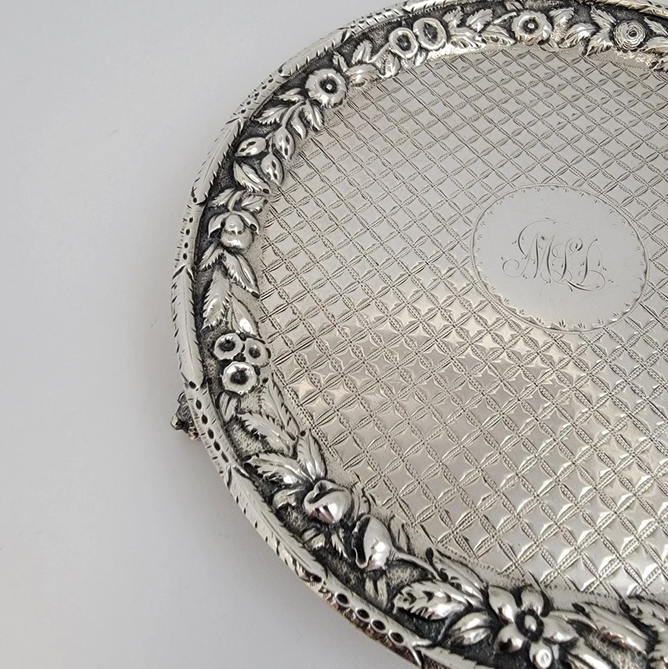 Bandeja para tarjetas de plata esterlina Repousse Salver de Gordon & Co. Baltimore Foto 4 de 4