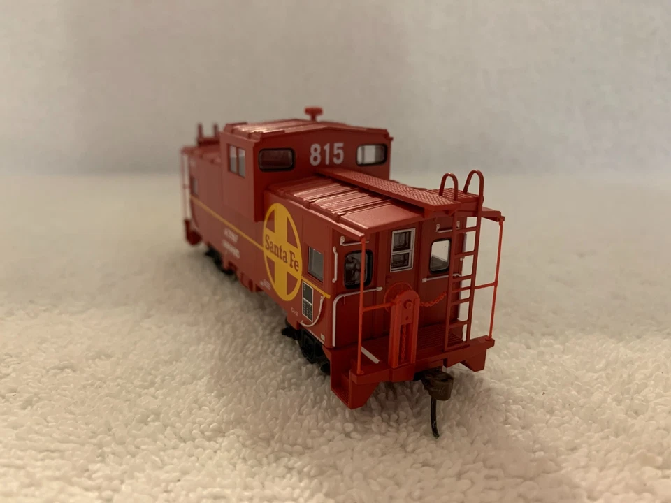 Athearn/Roundhouse #RND87915 HO Scale Santa Fe Wide Vision Caboose #999815 - Image 4 of 4