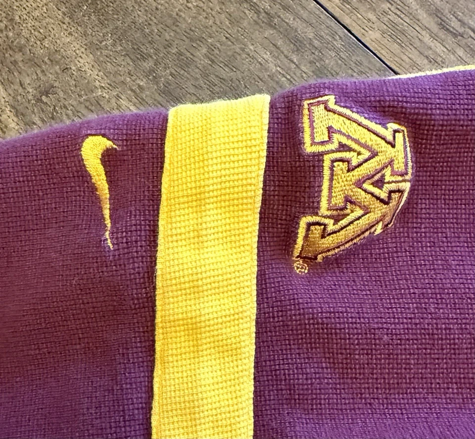 Nike Team Minnesota Gophers Sweatshirt XL VTG 2010s Embroidered V Neck Pullover - Image 3 of 4