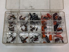 80+ Condensadores y resistencias vintage surtidos en estuche organizador, Sprague y más