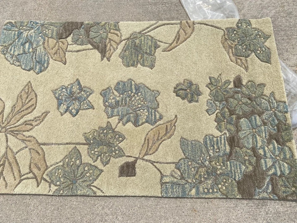 Wool Rug - 5'3" x 3'3" - Beautiful Floral Pattern - NIP - Image 2 of 4