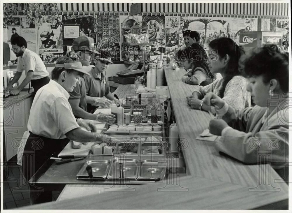 1990 Press Photo Customers line up for sandwiches at Subway shop on 41st Strreet