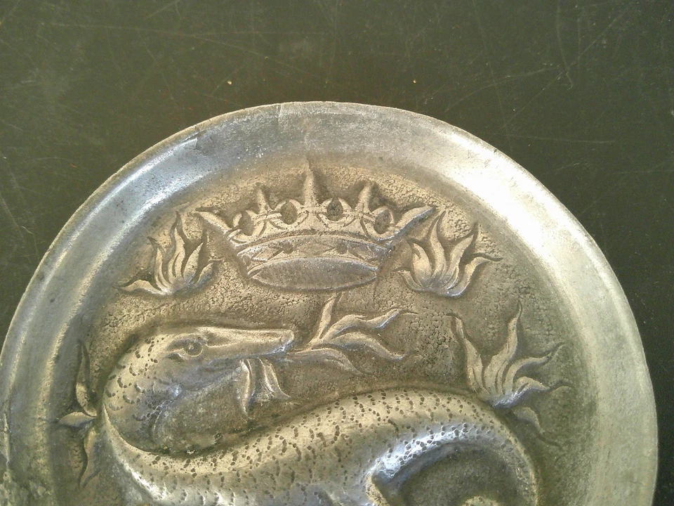 COUPELLE EN ETAIN EMBLEME FRANCOIS PREMIER SALAMANDRE COURONNEE SIGNEE CORTESI - Photo 2/4