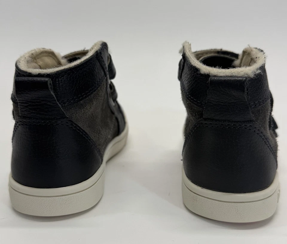 Botas de gamuza de cuero para niños pequeños UGG azul marino con gancho y lazo forradas de piel de oveja talla 9 Foto 4 de 4