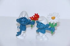 SMURFS – VINTAGE, HOLDING FLOWERS
