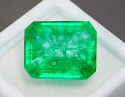 Natural Colombian Green Emerald 12.60 Ct Emerald Cut Loose Gemstone CERTIFIED - Image 1 of 4