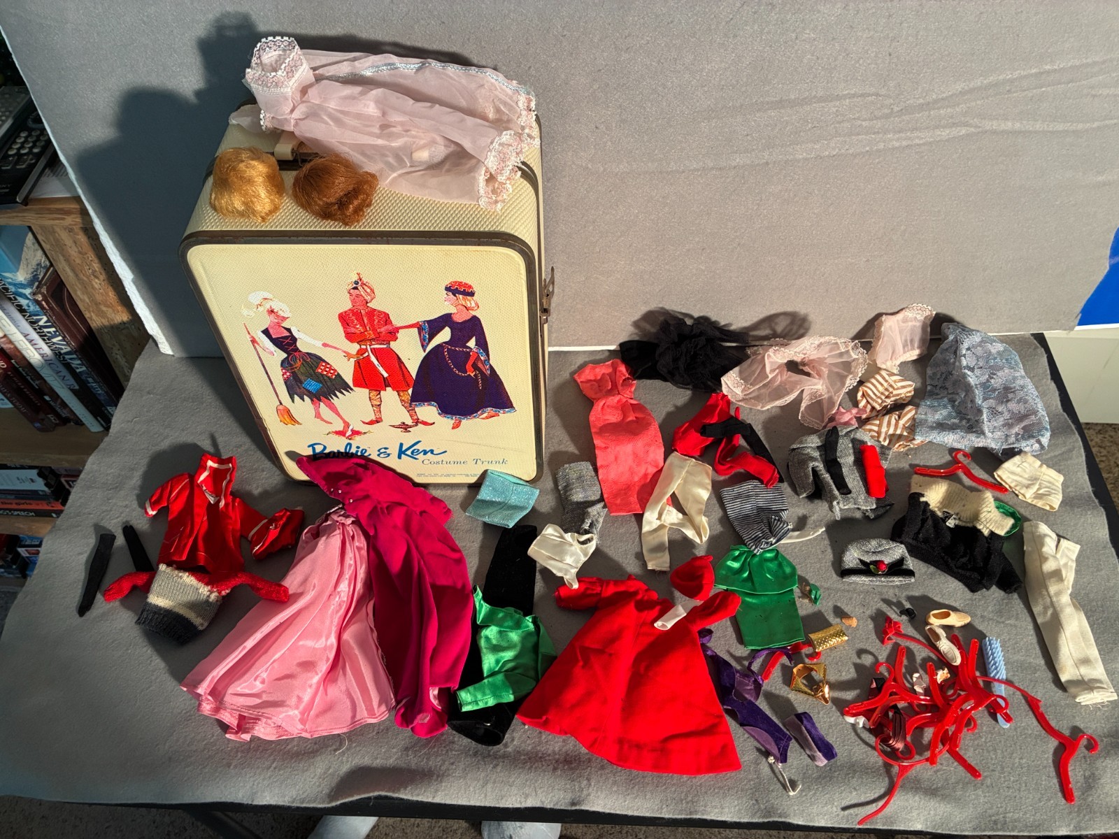 VINTAGE BARBIE & KEN DOLL TRUNK CASE COSTUME TRUNK W/Costumes 1964