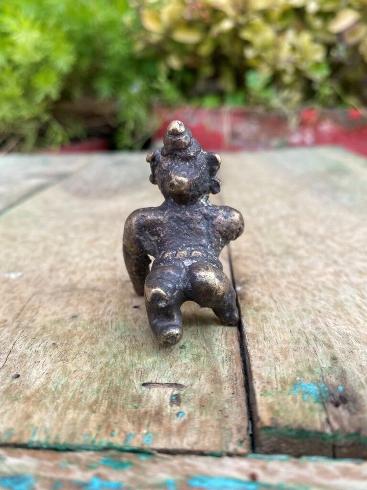Antigua estatua de templo en miniatura de dios hindú Laddu Gopal tallada a mano de latón rara Foto 4 de 4