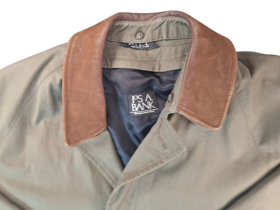 Trench coat Jos A Bank oliva masculino tamanho 42S colarinho de couro 55% botões forro de lã - Imagem 2 de 4