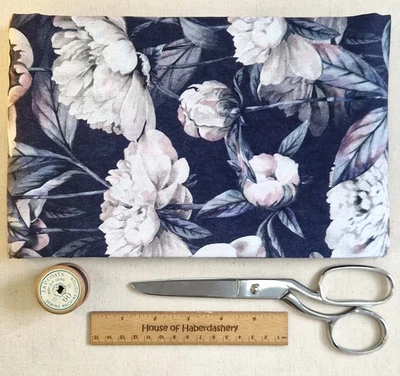 STOFFREST - weiße Pfingstrose Blumen Blumen marine Baumwolle Canvas Material - 1m Länge - Bild 1 von 4