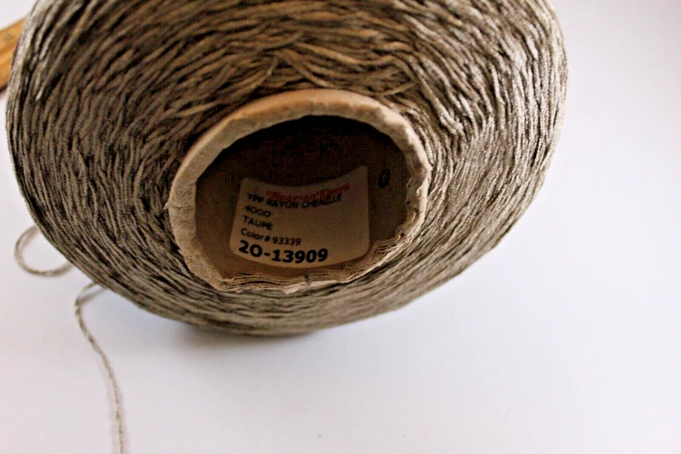 Telas de chenilla de rayón Valley Yarns marrón "taupe" 2,5 lb. Cono Foto 3 de 3