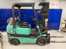 Montacargas Mitsubishi FGC25K 5000 lb Propano con Mástil de 3 Etapas de 188 pulgadas, Desplazador Lateral, Neumáticos Cushion