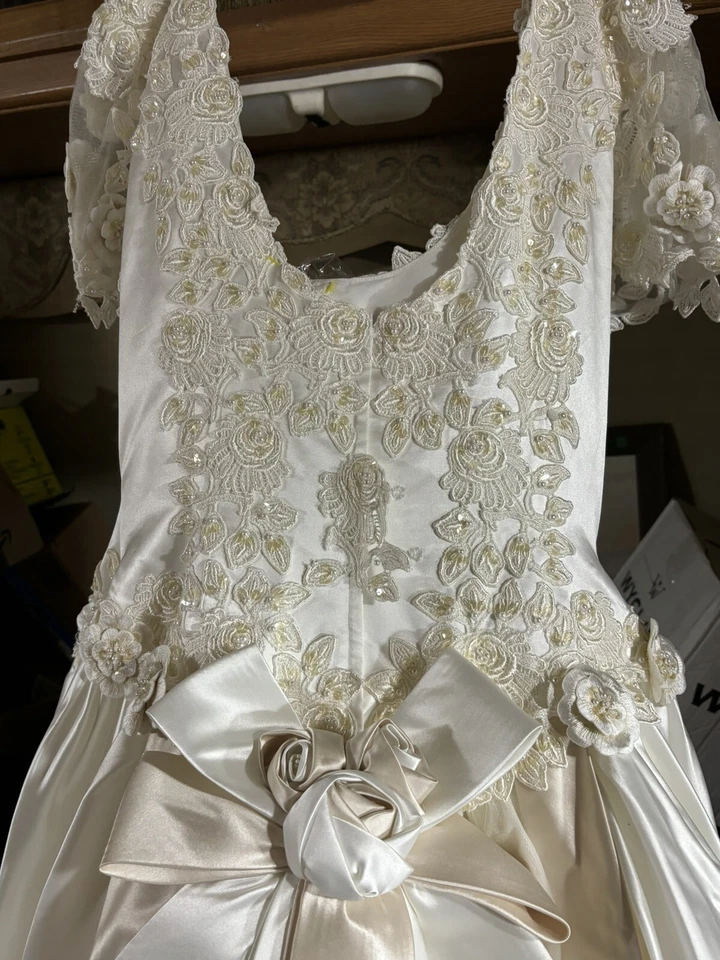 Michelangelo Original Plus Size 18 wedding dress W veil . 2-tone Train - Image 4 of 4