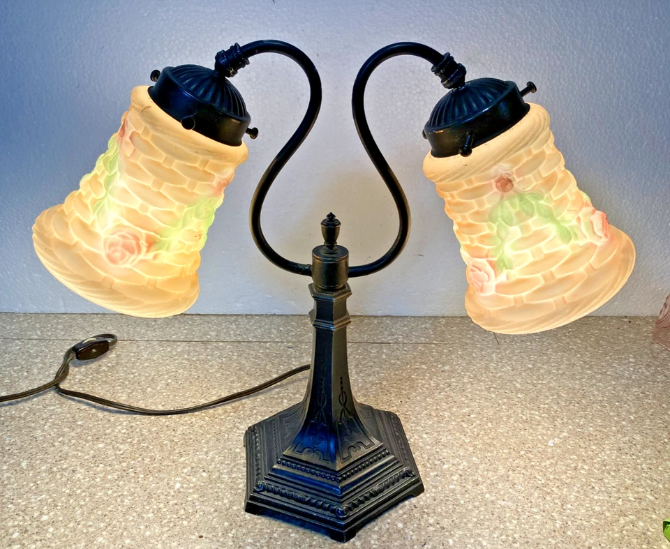 Antigua lámpara de escritorio ajustable doble de bronce con pantallas de vidrio pintadas a mano 1910 Foto 4 de 4